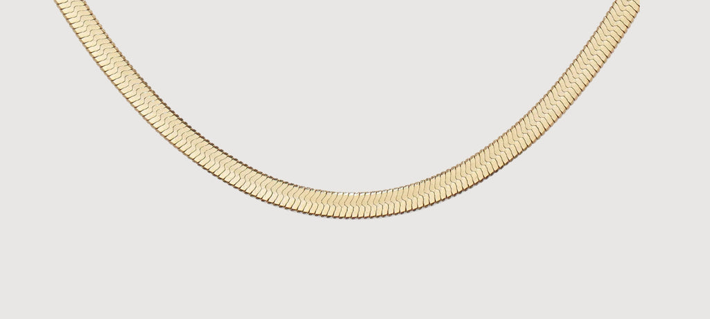 Alt=" Different sizes of the gold herringbone chains"