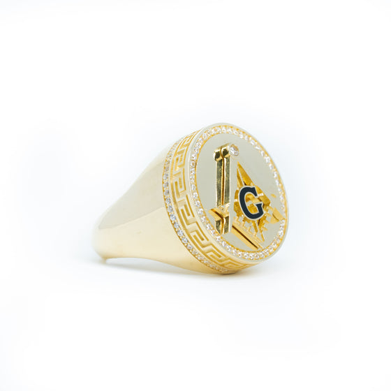 Free Mason Ring - 10k Gold| GOLDZENN(Side view detail of the ring.)