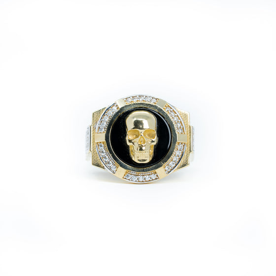 Skull in Onyx Gold Ring - 10k Gold| GOLDZENN(Front detail of the ring.)