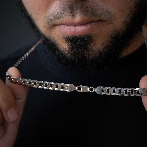 7mm - Curb Link Chain - 925 Silver| GOLDZENN- The model is showing the lock and chain detail.
