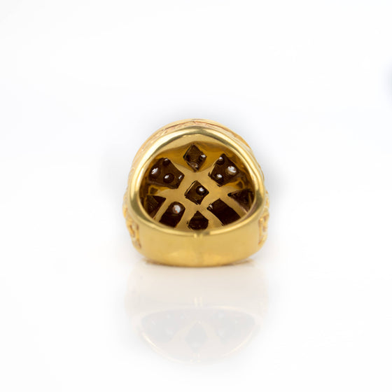 Round Cluster Ring in Solid Gold| GOLDZENN(Back view detail of the ring.)