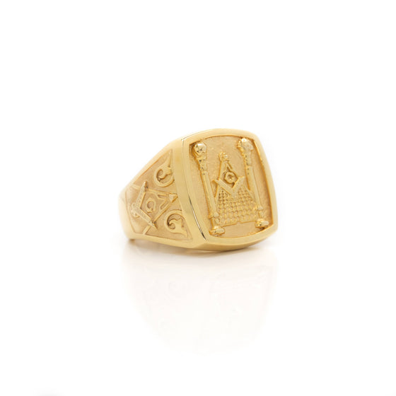 Mason Ring in Solid Gold| GOLDZENN(Side view detail of the ring.)