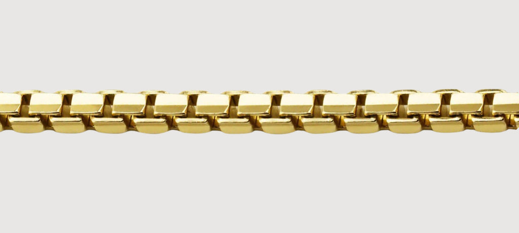 alt="Sleek Box Chain Necklace with Spring Ring Clasp"