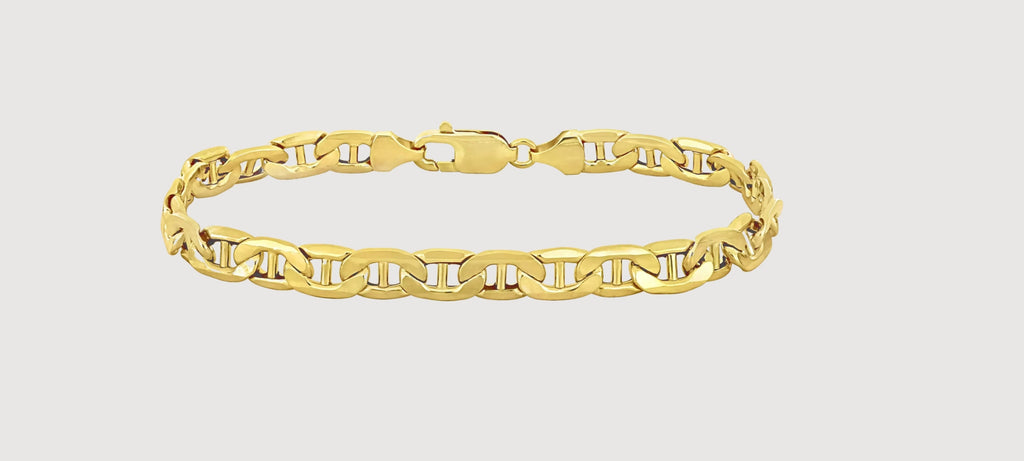 alt="Anchor-Inspired Mariner Bracelet in Yellow Gold"