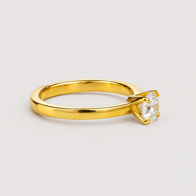 The 0.73ct Round Lab Diamond Solitaire Engagement Ring in 14K Gold features a single round lab diamond in a classic prong setting, making it an elegant choice for women’s engagement rings.
