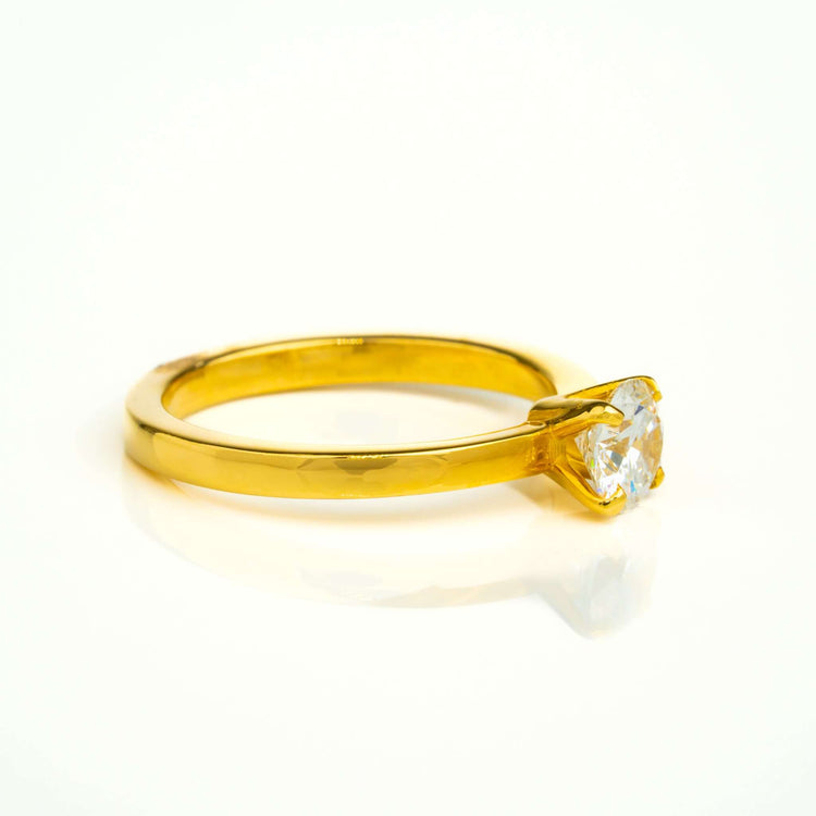 The 0.73ct Round Lab Diamond Solitaire Engagement Ring in 14K Gold features a single round lab diamond in a classic prong setting, making it an elegant choice for women’s engagement rings.