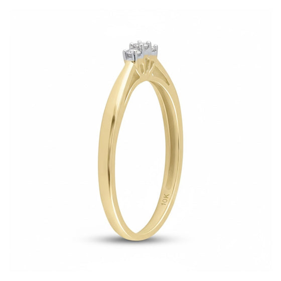 Anillo de compromiso de oro amarillo de 10 quilates con tres diamantes redondos