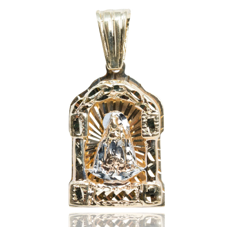 The Lady Charity Caridad Del Cobre Pendant – 10k Solid Gold Men’s Pendant features a cloaked figure with a radiant backdrop, beautifully set in an ornate arch-shaped frame with detailed patterns.
