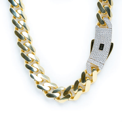 Monaco Chain- 13mm - Solid Rose Gold| GOLDZENN- Showing the closer detail of the lock and chain of the necklace.