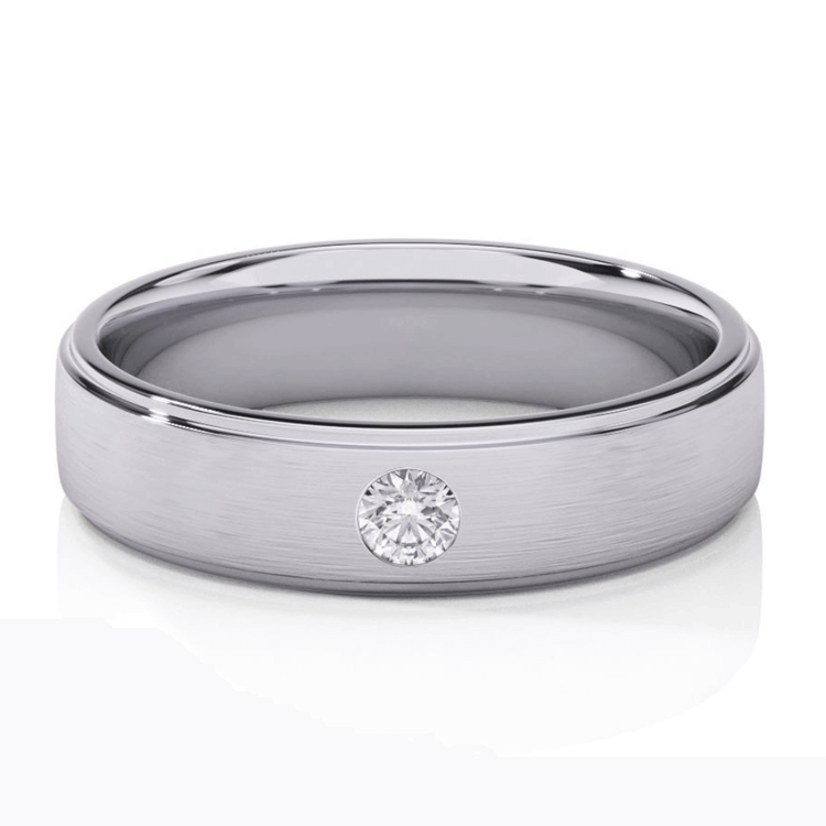 The Men's Wedding Band White Gold - 5mm features a polished 14K white gold band with a single round diamond set into the band, offering an elegant, timeless look.