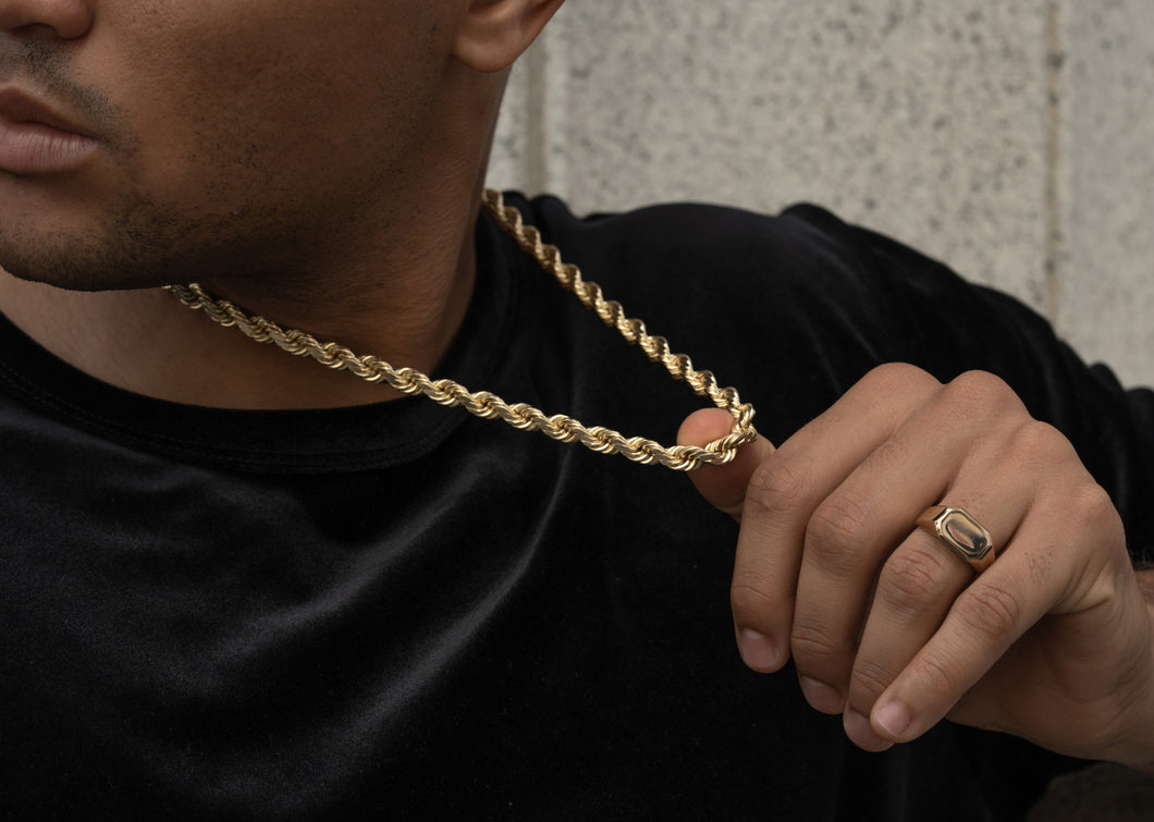  A model Wearing a solid gold rope chain