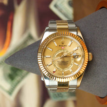  Rolex Sky-Dweller 42mm - 326933 - Champagne Dial Gold Steel Oyster Band| Showing the watch detail.