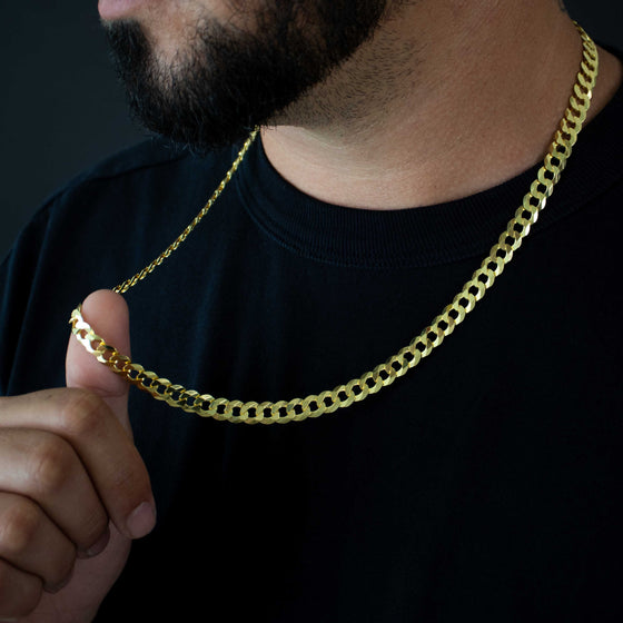 Curb Link Chain- 8mm - 14k Gold Bonded| GOLDZENN- Chain detail while the model showing it.