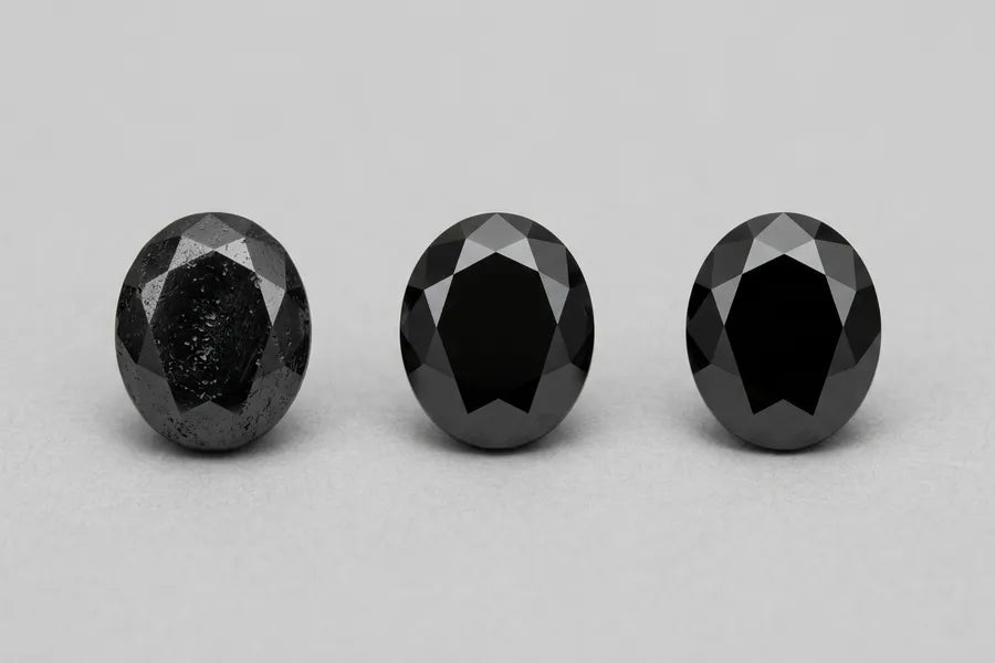 Tres diamantes negros uno al lado del otro que muestran las diferencias visuales entre diamantes negros naturales de carbonado, tratados y cultivados en laboratorio
