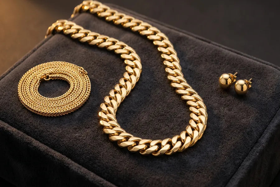 Colección de joyas de oro macizo de GOLDZENN que presenta una cadena cubana de oro laminado Franco y pendientes de oro macizo